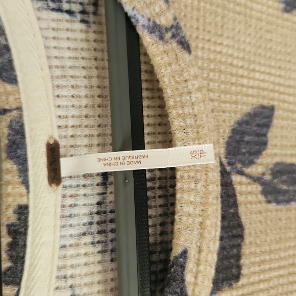 Free People Flower Patch Thermal Top Blue Roses Cream Floral XS Sweater Blouse - Picture 9 of 16